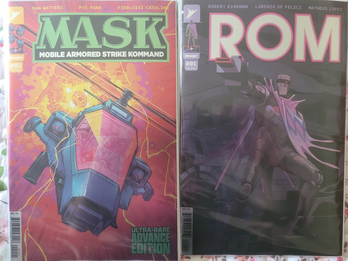Minsistic's tweet photo. #mask #rom #blindbag yo I got some goated ass pulls from my mask blind bags I'm winning I can't wait to read rom :3 https://t.co/RWMkWT6bNq