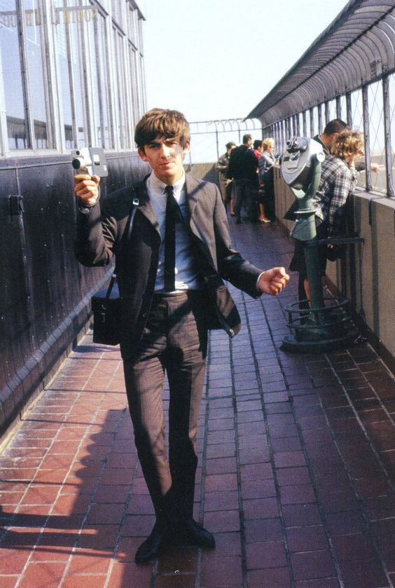 BeatlesArchive2's tweet photo. George Harrison, Empire State Building, NYC, 1963, September 16, just five months before the appearance at The Ed Sullivan Show.
The #Beatles https://t.co/k49nzTeY5Z