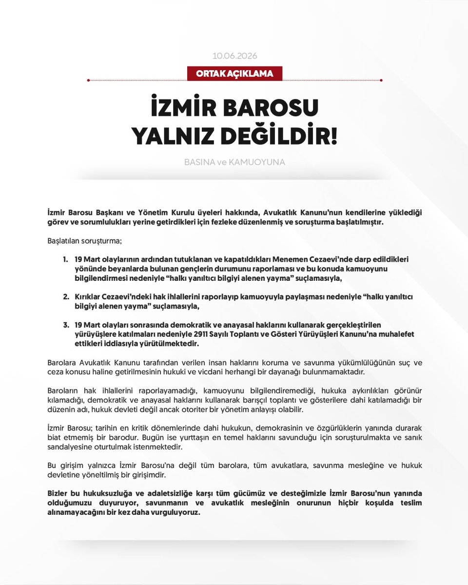 istbarosu's tweet photo. İzmir Barosu Yalnız Değildir!

İzmir Barosu Başkanı ve Yönetim Kurulu üyeleri hakkında, Avukatlık Kanunu’nun kendilerine yüklediği görev ve sorumlulukları yerine getirdikleri için fezleke düzenlenmiş ve soruşturma başlatılmıştır.

Başlatılan soruşturma;

1) 19 Mart olaylarının kapatıldıkları Menemen Cezaevi’nde darp edildikleri yönünde beyanlarda bulunan gençlerin durumunu raporlaması ve bu konuda kamuoyunu bilgilendirmesi nedeniyle “halkı yanıltıcı bilgiyi alenen yayma” suçlamasıyla,

2) Kırıklar Cezaevi’ndeki hak ihlallerini raporlayıp kamuoyuyla paylaşması nedeniyle “halkı yanıltıcı bilgiyi alenen yayma” suçlamasıyla,

3) 19 Mart olayları sonrasında demokratik ve anayasal haklarını kullanarak gerçekleştirilen yürüyüşlere katılmaları nedeniyle 2911 Sayılı Toplantı ve Gösteri Yürüyüşleri Kanunu’na muhalefet ettikleri iddiasıyla

yürütülmektedir.

Barolara Avukatlık Kanunu tarafından verilen insan haklarını koruma ve savunma yükümlülüğünün suç ve ceza konusu haline getirilmesinin hukuki ve vicdani herhangi bir dayanağı bulunmamaktadır.

Baroların hak ihlallerini raporlayamadığı, kamuoyunu bilgilendiremediği, hukuka aykırılıkları görünür kılamadığı, demokratik ve anayasal haklarını kullanarak barışçıl toplantı ve gösterilere dahi katılamadığı bir düzenin adı, hukuk devleti değil ancak otoriter bir yönetim anlayışı olabilir.

İzmir Barosu; tarihin en kritik dönemlerinde her zaman hukukun, demokrasinin ve özgürlüklerin yanında durarak biat etmemiş bir barodur. Bugün ise yurttaşın en temel haklarını savunduğu için soruşturulmakta ve sanık sandalyesine oturtulmak istenmektedir.

Bu girişim yalnızca İzmir Barosu’na değil tüm barolara, tüm avukatlara, savunma mesleğine ve hukuk devletine yöneltilmiş bir girişimdir.

Bizler bu hukuksuzluğa ve adaletsizliğe karşı tüm gücümüz ve desteğimizle İzmir Barosu’nun yanında olduğumuzu duyuruyor, savunmanın ve avukatlık mesleğinin onurunun hiçbir koşulda teslim alınamayacağını bir kez daha vurguluyoruz.