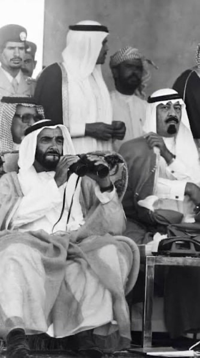 ON5566's tweet photo. رحم الله الملك عبدالله والشيخ زايد 

هاذي الصوره نزلتها ياابن دفنا بحسابك واجزم انك ماخترتها الا لن الملك عبدالله جالس ورا ضيفهم الشيخ زايد مناكفة مع اللي  ينشرون صوره محمد ابن زايد مع الامير نايف 

كلكم نفس العقيلة ولاتسوي انك طالع منها ياوجه العنز https://t.co/Z1l7HgoMwj
