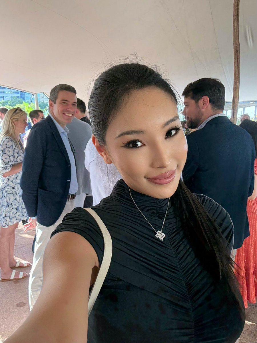 motherofqianbei's tweet photo. yay lingling didn’t get kicked out of a tradfi party.

global ABS, here’s the read:

german banks: a polite no. very “not yet.”

uk/us: didn’t need the 101. straight to “settles without the T+5/7 drag, global by default.” they get it. just want someone to go first.

the service providers are very neutral. But don’t move until their client (banks, insurer and  fund GP) says go.

so the bottleneck isn’t tech. it’s not even belief.

it’s who says yes first.