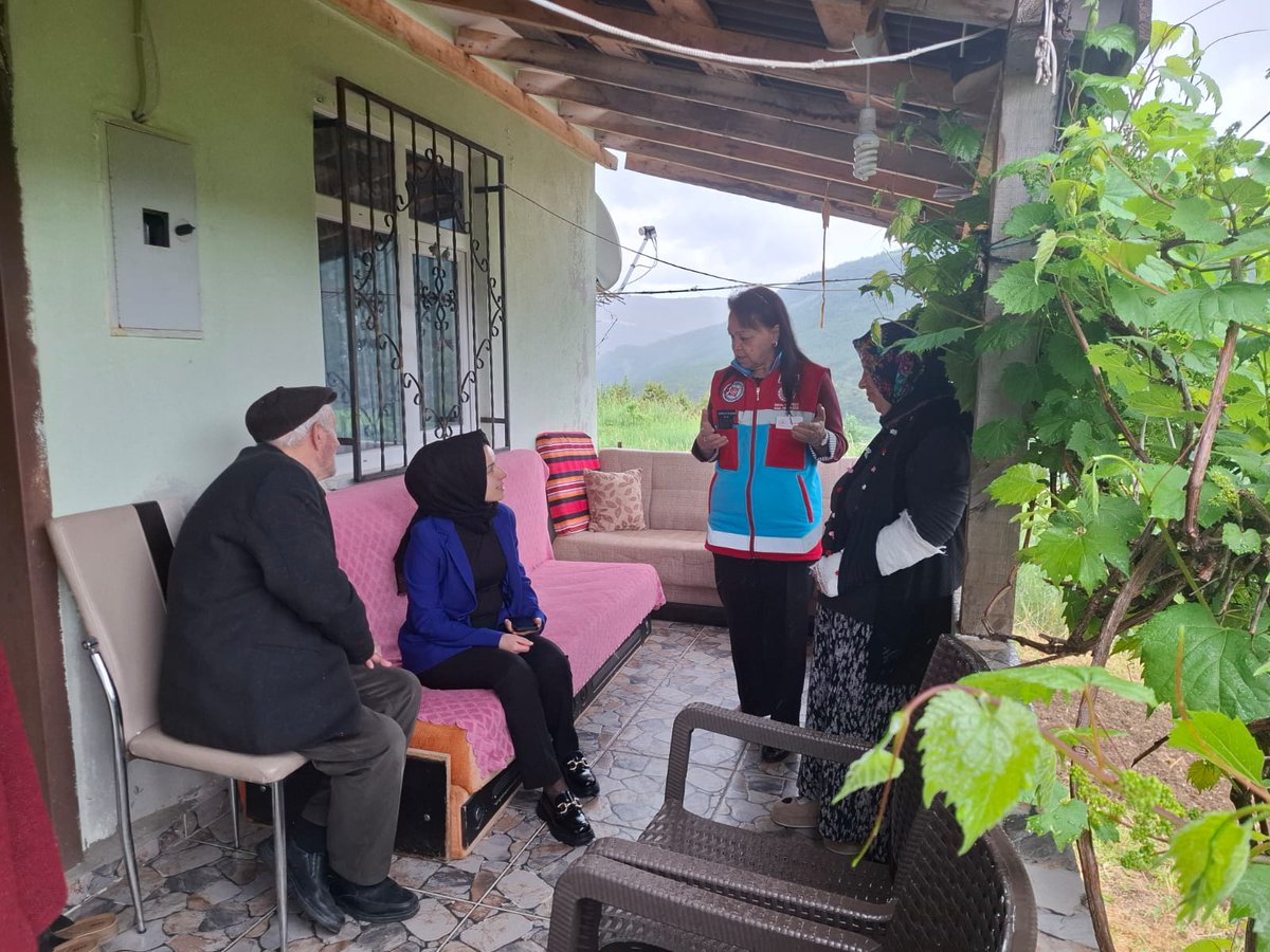 AtkaracalarK's tweet photo. Kaymakamımız Sayın  Saliha KARATAŞ, Kükürt Köyümüzde ikamet eden BİLMEZ ailesini ziyaret etti. https://t.co/s016kHPbAK
