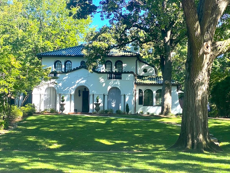 thatawaydad's tweet photo. Flynn Park, in University City, Missouri, is surrounded by Tudor- and brick-style homes and filled with large, leafy trees. MORE AT: https://t.co/Mn9PgtIJ38 https://t.co/iuAsWf7y8J