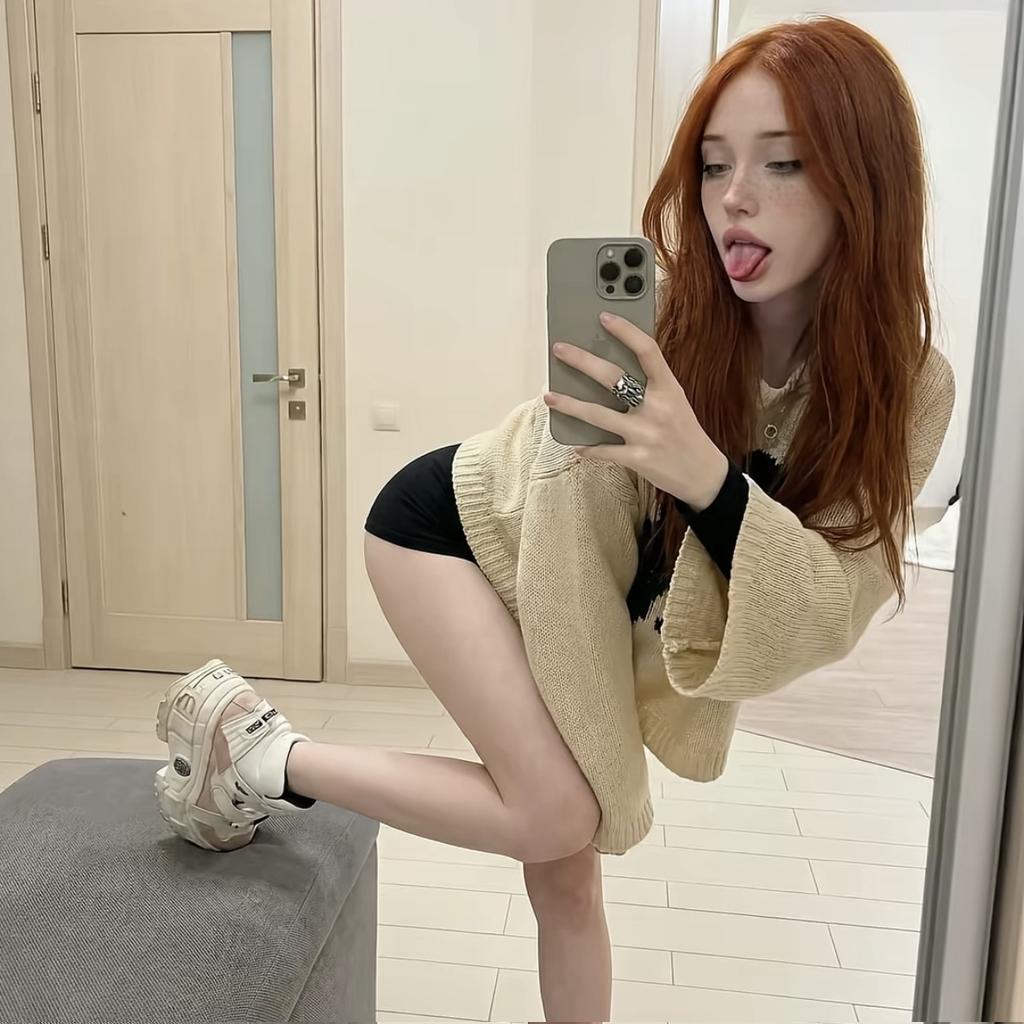 Lilithxxll's tweet photo. Finally alone… anyone wanna dm? 😊 https://t.co/Jlz8twOGPs