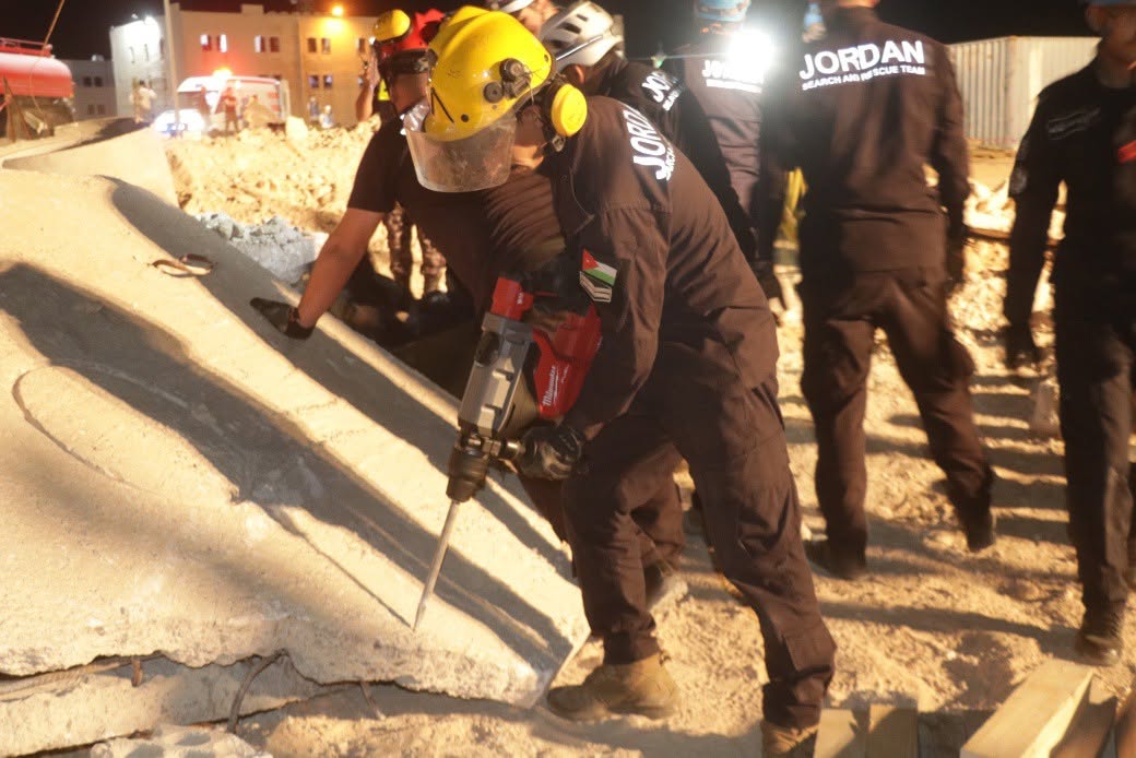 JoCivilDefense's tweet photo. جانب من التمرين الليلي المشترك الذي نفذته مديرية دفاع مدني الطريق الصحراوي ومجموعة إسناد الجنوب للوقوف على جاهزية المرتبات والآليات للتعامل مع مختلف الحوادث واشتمل على العديد من الفعاليات الميدانية.
#الأردن
#الأمن_العام
#الدفاع_المدني
#صيف_آمن https://t.co/xwQ4QJ8hoI