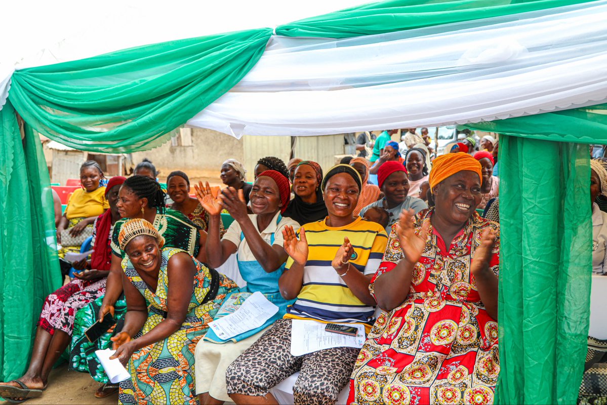 unwomenNG's tweet photo. Women in Great Sheda, Kwali, Abuja will spend less time on labour-intensive cassava processing and more time growing their businesses, thanks to a new Agro-Processing Centre established by @unwomenng &amp; @TYDFoundation in collaboration with the @OfficialFCTA Mandate Secretary. https://t.co/jNxJC7H218