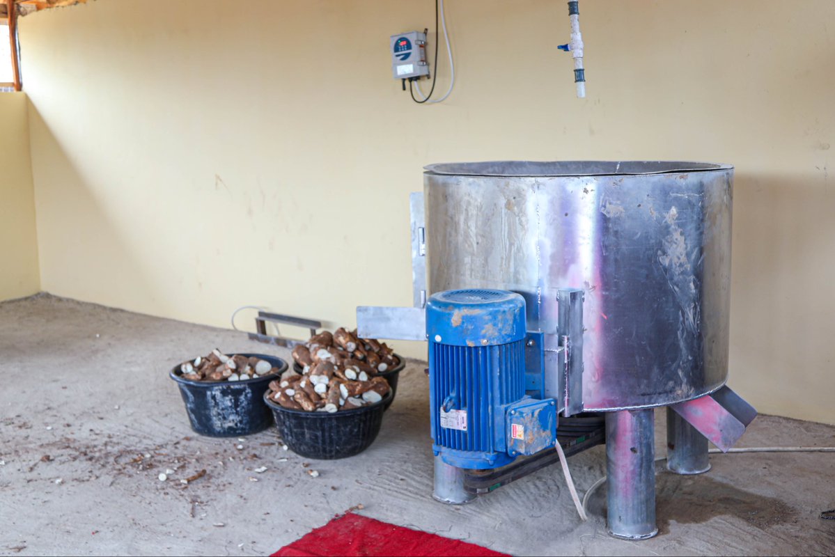 unwomenNG's tweet photo. Women in Great Sheda, Kwali, Abuja will spend less time on labour-intensive cassava processing and more time growing their businesses, thanks to a new Agro-Processing Centre established by @unwomenng &amp; @TYDFoundation in collaboration with the @OfficialFCTA Mandate Secretary. https://t.co/jNxJC7H218