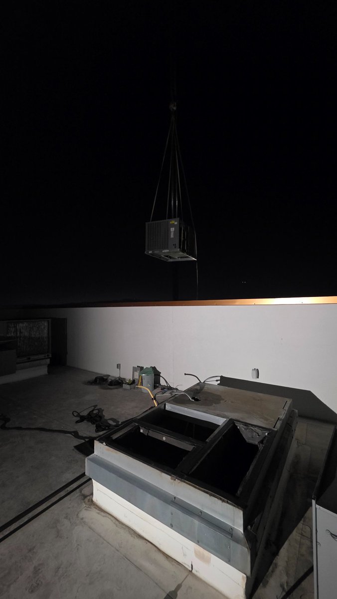 MacAttackHvac's tweet photo. Out with the old, in with the new. 

Crane lift at 3:30am https://t.co/uUR713ks9R