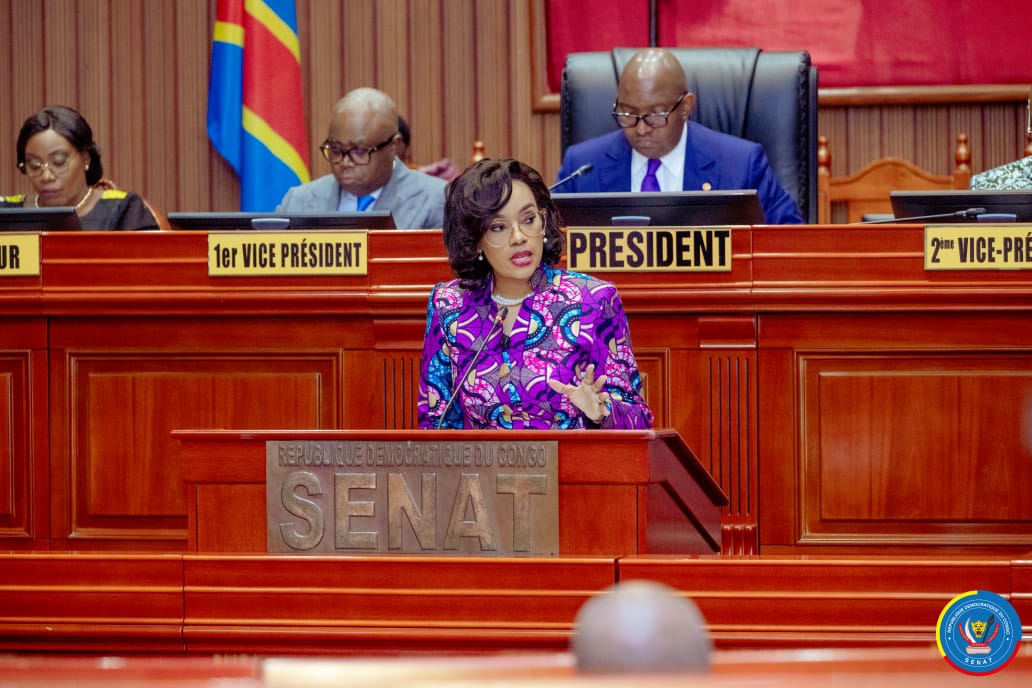 senatrdc's tweet photo. La ministre des Affaires fincières, Mme O'Neige Nsele, a été face aux sénateurs ce mardi 9 juin, pour répondre à la Question orale avec débat, initiée par le sénateur Cédric Ngindu. Au coeur de la Question: La remise en cause récurrente des titres fonciers, pourtant régulièrement délivrés. Paradoxe! Aussi, l'auteur de la Question orale avec débat, a-t-il éclaté sa problématique principale en cinq points. A savoir: La responsabilité de l'Etat, la protection deq détenteurs de droits, la dictrine des Conservateurs, la validation des anciens titres et la digitalisation du Cadastre en RD Congo.
Après un débat soutenu par près d'une cinquantaine de préoccupations des séanteurs, le numéro 1 des Affaires foncières a sollicité et obtenu de la plénière, un délai de 24 heures pour préparer ses réponses, aux questions subsidiaires à la préoccupation principale du Sénateur Cédric  Ngindu. C'est autour de 21heures, que les sages de la République ont quitté ce mardi,  la Salle de Conférences internationales du Palais du peuple.