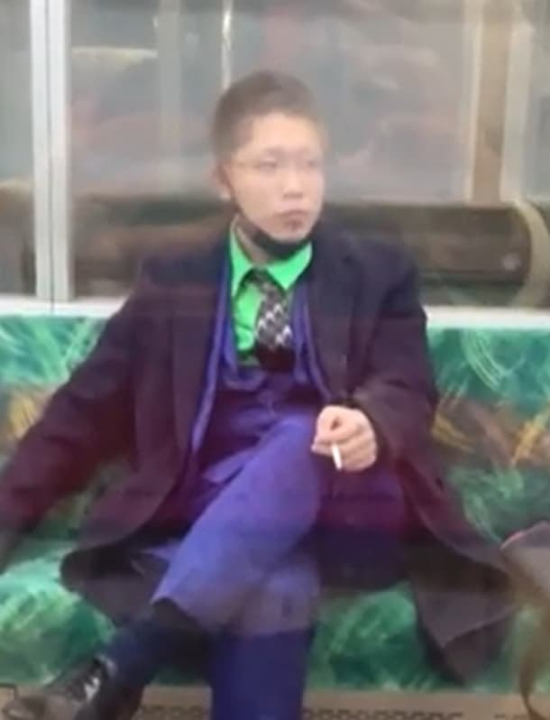 ejyou_bot's tweet photo. 【皮肉な末路】
9年間の愛を「半年」で上書きされた男の暴走。
ﾀﾋ刑を望んでジョーカーになった彼に、最も残酷な判決が下されました。

■ 崩れた人生設計
中学から9年交際し、結婚目前だった婚約者。
しかし誕生日に「金銭的な余裕が欲しい」と別れを告げられた。
当時の彼の貯金は「約30万円」
半年後、SNSで彼女の結婚を知り、彼の世界は壊れました。

■ ジョーカーへの変貌
「自分一人でﾀﾋぬのは怖い。ﾀﾋ刑になれば確実にﾀﾋねる」
2021年ハロウィン、映画の悪役に扮し京王線を襲撃。
乗客を刺し、車内に火を放つという狂行に出ました。
平和な日常を、一瞬で阿鼻叫喚の地獄へと変えたのです。

■ 誤算の判決
彼の望みはただ一つ、国家による「ﾀﾋ刑」執行でした。
しかし、裁判で下されたのは「懲役23年」という実刑。
望みは叶わず、一番輝くはずの若さを刑務所で費やすことに。
ﾀﾋを求めて人を傷つけた男に、生きる苦しみが課せられました。

■ 結論
「9年」の歳月も、「30万」の貯金も。
すべてを投げ打って彼が手にしたのは、
ﾀﾋぬことすら許されない「23年」というあまりに長い孤独。

人を呪わば穴二つ。身勝手な絶望に救いはありません。

この結末、あなたはどう感じますか？