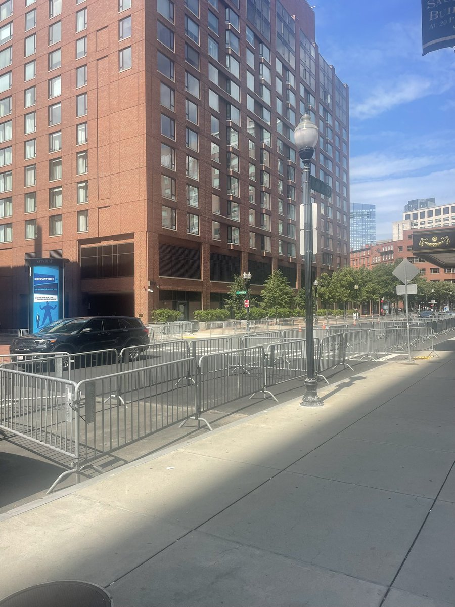 Massholenet's tweet photo. @bostonradio Park plaza got all parade blockage and about 30 Leo’s hanging there all day. Magnefique https://t.co/ZzvtyuJn1A