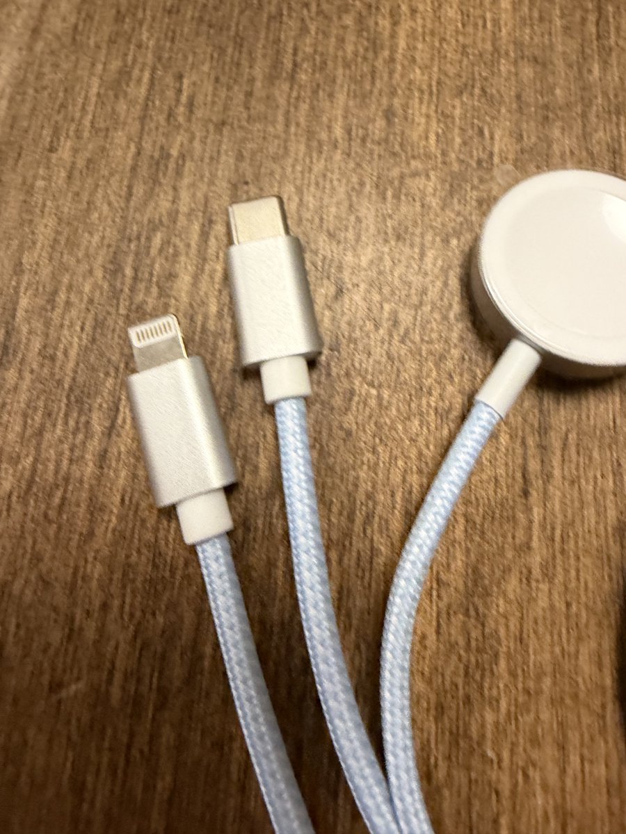naokincha's tweet photo. おはようございます☀
出張用の充電ケーブルを新調しました！
今までLightningだったので今度はTypeCも充電できるケーブルに。
充電ケーブルを1本に纏まられるので便利なのよー！
皆さんは出張時の便利グッズありますか？ https://t.co/bdRC1AmRb1