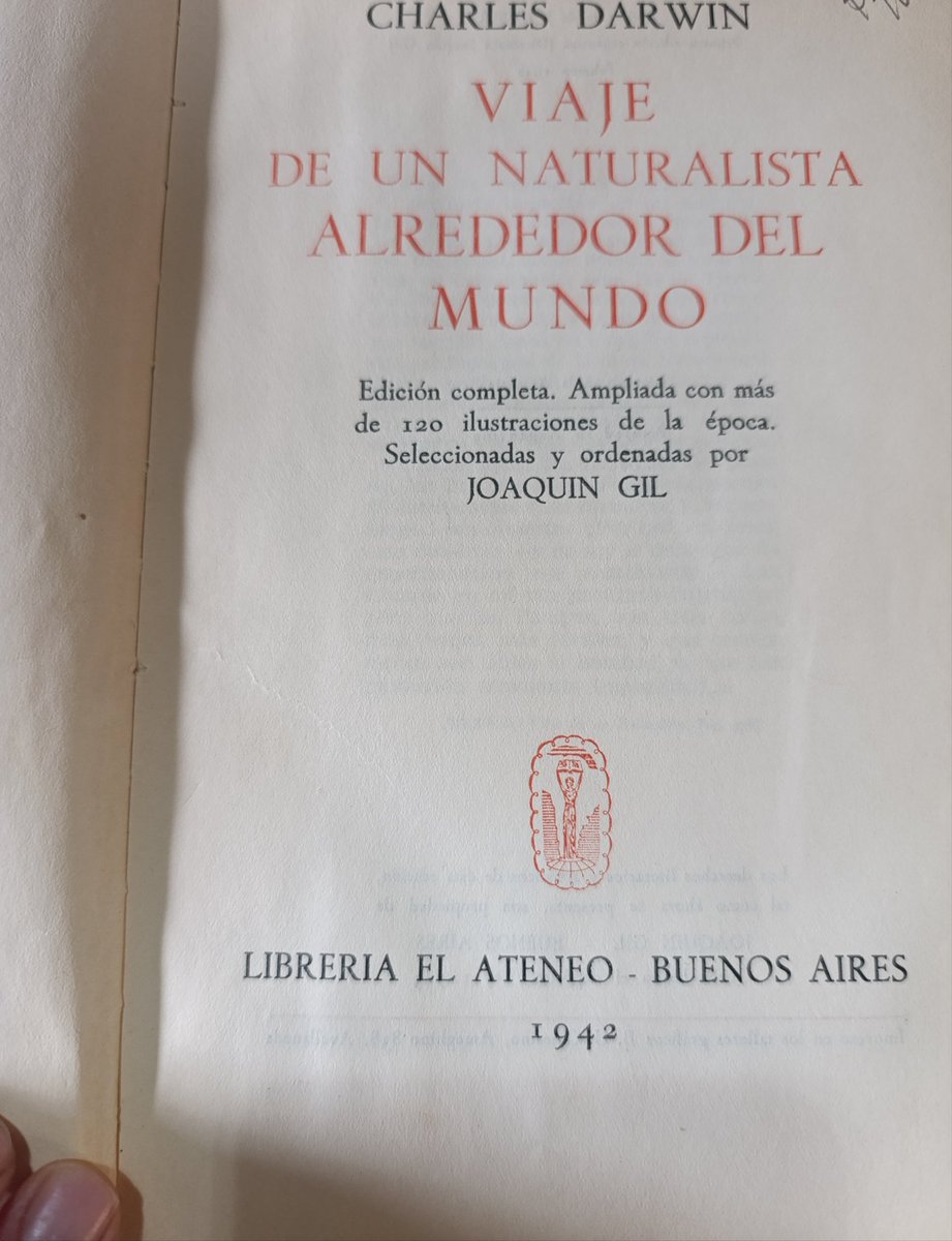feguz77's tweet photo. Tengo que leer los diarios de viaje de Darwin, así que me compré por un buen precio la única edición que encontré en Mercado Libre.
Hoy me llegó esta maravilla y no lo puedo creer.
Miren la encuadernación en cartón y tela con relieves alusivos a la obra. https://t.co/1UvJgsyyzi