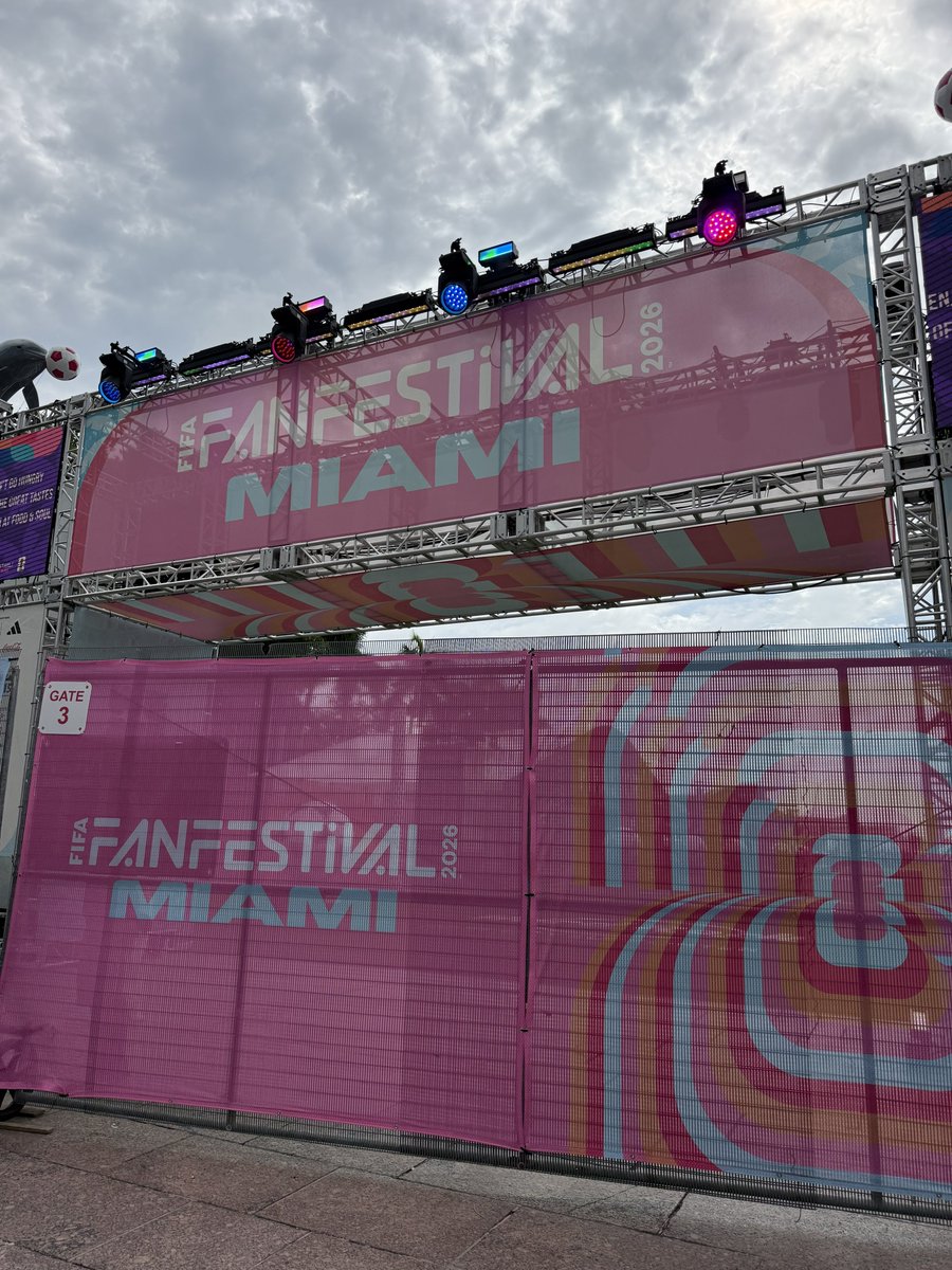 jmalquezar's tweet photo. Llegué a Miami y llama la atención la poca presencia del Mundial. El aeropuerto prácticamente no tiene publicidad del torneo y en las calles de una ciudad sede se percibe poco ambiente mundialista. El FIFA Fan Fest abrirá recién el 13 de junio. Les dejo algunas fotos. ⚽📸 https://t.co/uEUuruYWhP