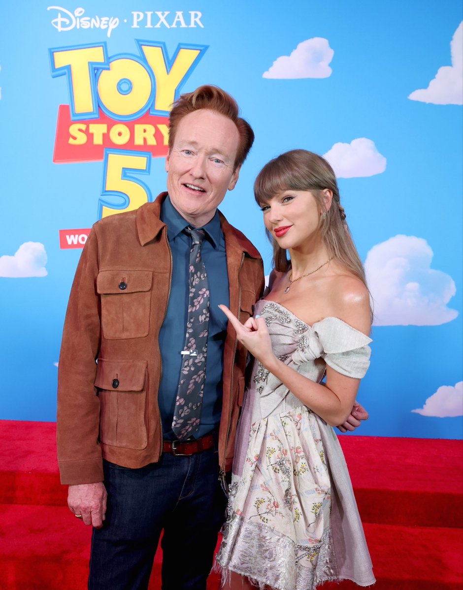Andoniaaa's tweet photo. Awww, @ConanOBrien found a friend 💛🩵🤍 https://t.co/n0bdOuMhkD