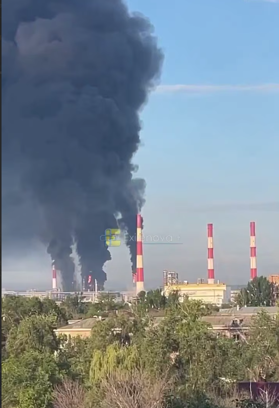 NOELreports's tweet photo. ❗️Russia’s Kuibyshev Oil Refinery halted crude processing after a drone attack, Reuters reported. Damage and fires disabled both primary refining units, AVT-4 and AVT-5, each with capacity to process around 10,000 tons of crude per day. #Russia https://t.co/dB8PsvmsiJ