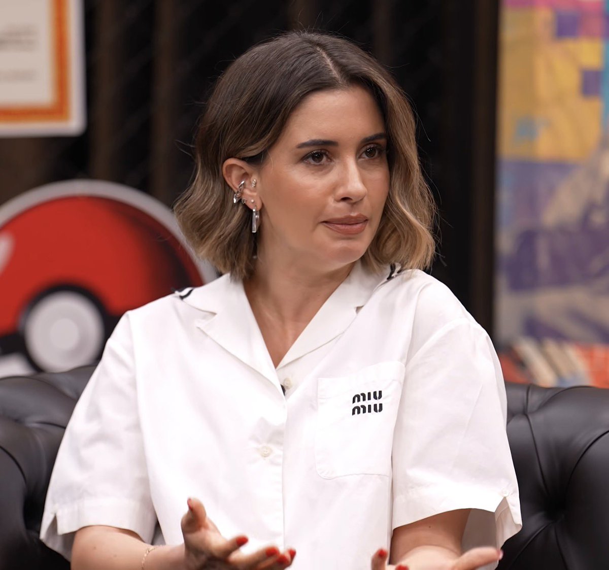 popileaks's tweet photo. Buse Terim: 

"Biz babama 'sen' diyemeyiz, 'siz' deriz. 'Baba naber, ne yapıyorsun?' falan olmuyor bizde. Çocukken ablamla alıştık, o gün bugündür hala 'Babacığım nasılsınız, ne istersiniz?' deriz. 

Fatih Terim'in yanında hala bacak bacak üstüne atamayız." https://t.co/2hcqdGWACp
