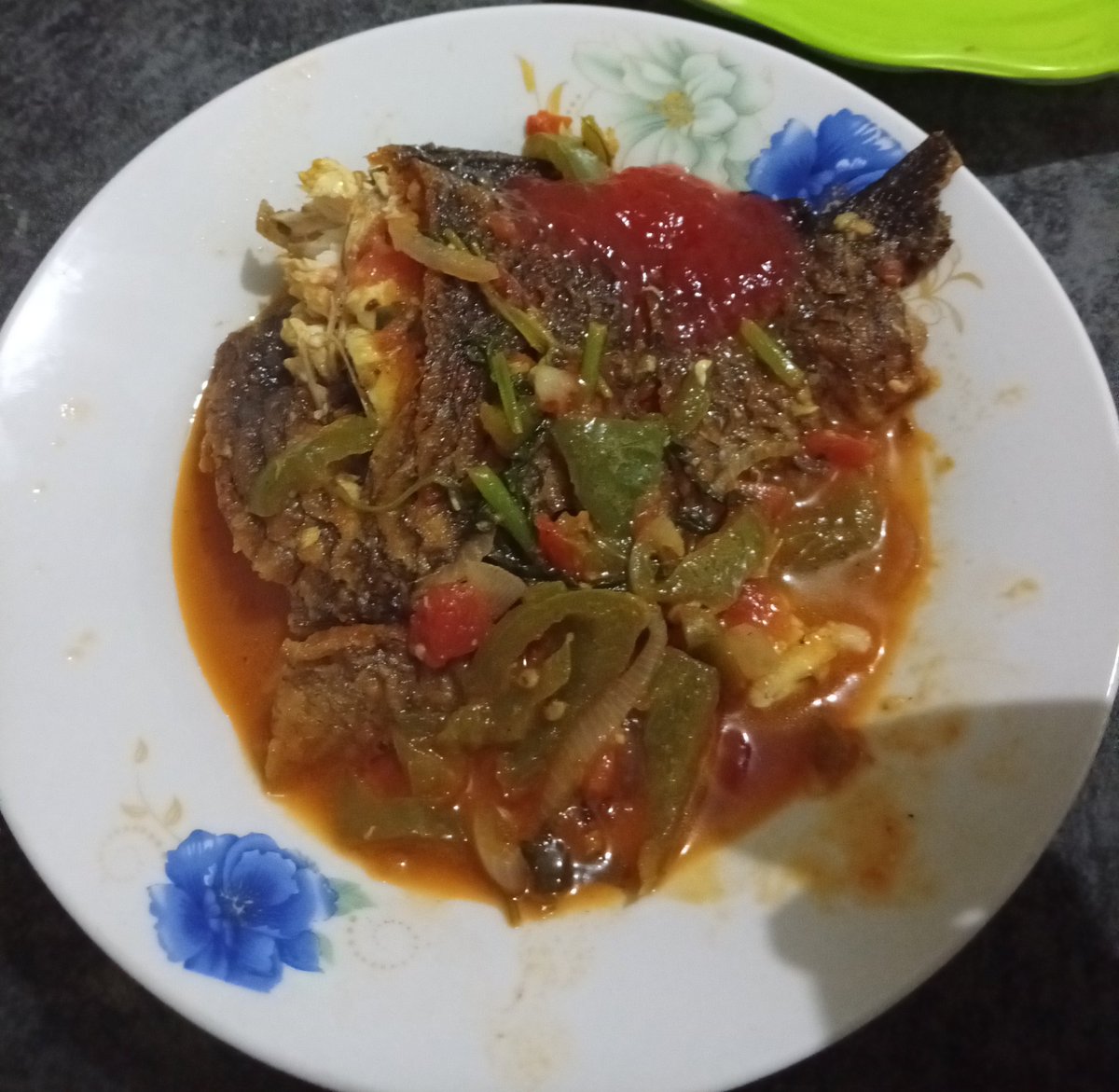 therealantoh's tweet photo. Rate my cooking skills hapa nimeshinda hata ule Ombachi.
Fish imekua kubwa mpaka imebidi nigawe into two😂 https://t.co/NQFk3ROjAB
