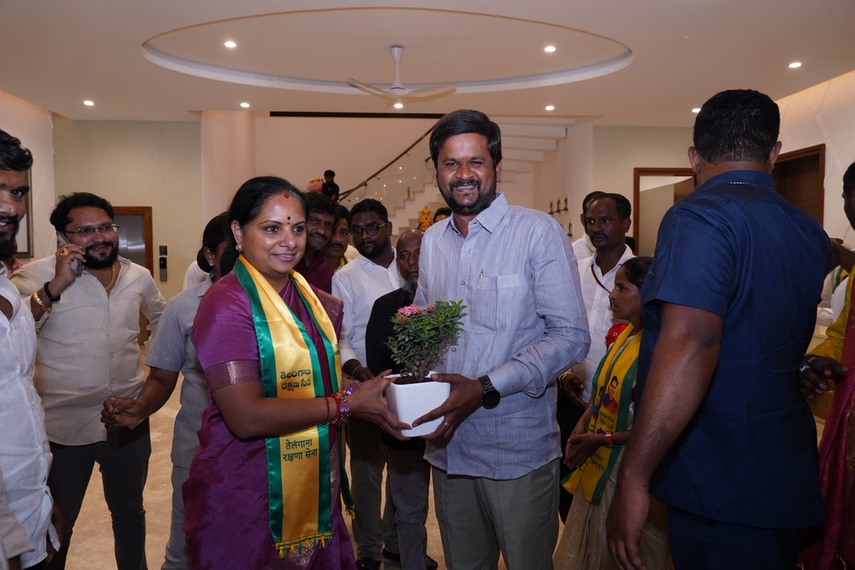 MANASHOKYADAV's tweet photo. My Birthday celebrations at @TJagruthi state head office with our beloved leader @RaoKavitha Amma https://t.co/gYgqPQrLTL