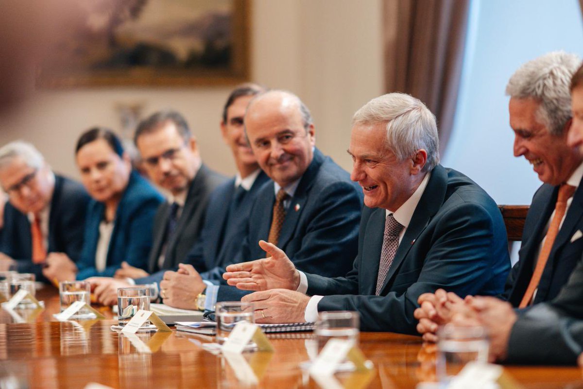 PresidenteKast's tweet photo. La integración económica no es un fin en sí mismo. Es la herramienta para generar crecimiento, empleo y oportunidades para las familias. Junto a líderes empresariales que conforman el Capítulo Chileno-Peruano de SOFOFA  trabajaremos para que Chile vuelve a construir confianza, fortalecer alianzas y proyectarse al mundo con visión de futuro.