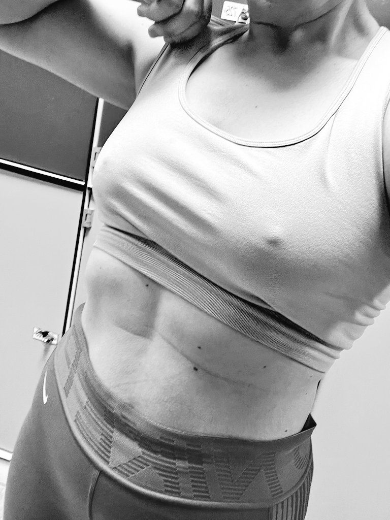 Par_Impe's tweet photo. Mi gymcrush no me hace ni puto caso. Tendré que ir sin bragas también? https://t.co/p9EW5e6Y1D