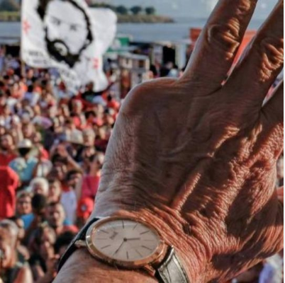 OMarcosErnesto's tweet photo. @ninalemos E esse relógio aqui? 
Esse aqui custou 80K.
O do Neymar deve ter custado mais, mas pelo menos ele comprou com o dinheiro dele.
O fulano ai da foto comprou esse relógio e outros com o nosso dinheiro. Se o povo cobrasse político igual cobra jogador o Brasil seria melhor que Dubai. https://t.co/nunzrpuUeo