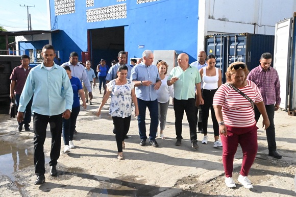 NelsonFR71's tweet photo. Presidente @DiazCanelB visita unidades del Grupo Empresarial de Reciclaje en La Habana #CubaVencerá 
 https://t.co/7EMr37FXJy @cubadebatecu https://t.co/Fg40bH5ZFG
