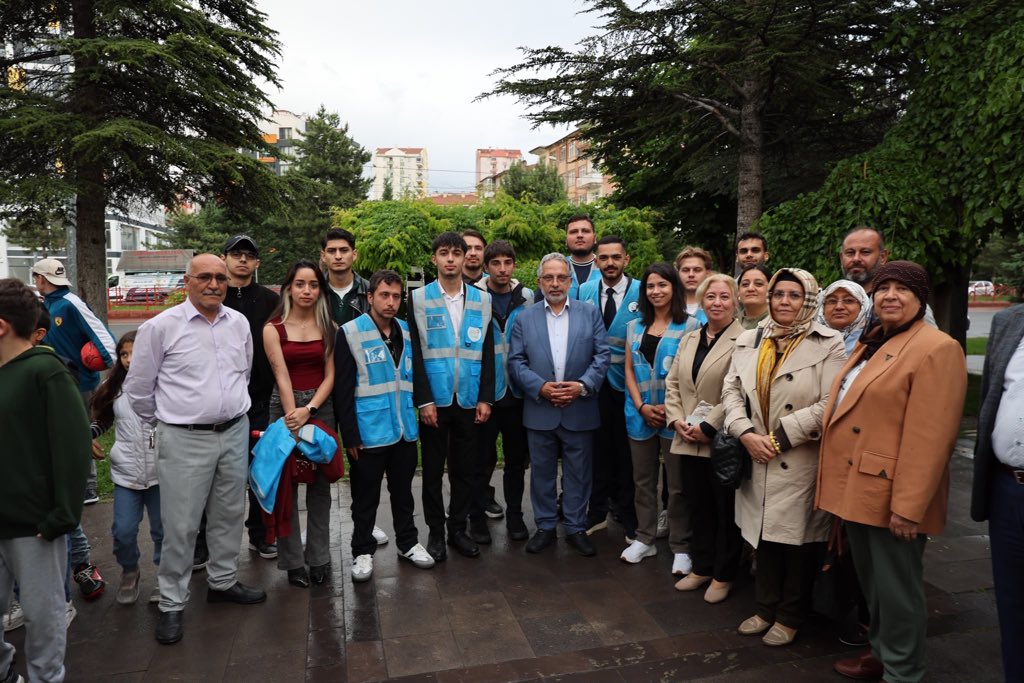 TalasGenc's tweet photo. AK Parti Talas Gençlik Kolları olarak Başkanımız Yusuf Buğra Karaca ve teşkilat üyelerimiz ile birlikte; bugün Bahçelievler Mahallemizde stant çalışması yaptık ve Osmanlı Çay Evinde düzenlenen Vatandaş Soruyor, Başkan Cevaplıyor programına katıldık . https://t.co/vVKOOcCrq9