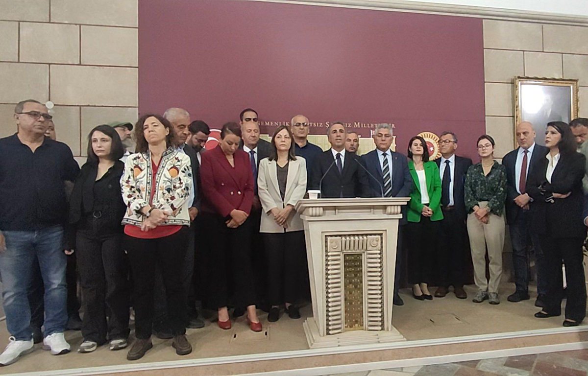 CelalFrt's tweet photo. ABD Emperyalizmi, Siyonist İsrail ve bölgedeki işbirlikçileri eliyle Suriye’de yönetimin başına getirilen, HTŞ lideri Ebu Muhammed el-Colani ve beraberindeki zihniyet, bölgede başta Aleviler olmak üzere tüm inançsal/etnik azınlıklara ve seküler kesimlere yönelik sistemli bir şiddet ve baskı dalgası başlatmıştır. 

Bu süreç,  Aleviler için organize ve açık bir soykırıma dönüşmüştür. Sürecin ilk anlarında ulusal ve uluslararası alanda gösterilen refleksler bu yıkıcı faaliyetleri kısmen de olsa frenleyebilmişse de, bugün dünya ve ülke gündeminin yoğunluğu nedeniyle Suriye’deki inançsal ve etnik temizlik tehdidine karşı duyarlılığın kaygı verici bir seviyeye düştüğünü görmekteyiz.

Bu nedenle; Alevi Kurumları, Sosyalist Örgütler, AHRS Suriye İnsan Hakları Topluluğu öncülüğünde, Amerika’dan Avustralya’ya kadar tam 606 kurumun iradesini ve imzasını taşıyan kapsamlı bir rapor hazırlanmıştır.

Söz konusu rapor, TBMM’de grubu bulunan Cumhuriyet Halk Partisi Grup Başkan Vekili sayın Murat Emir, Halkların Eşitlik ve Demokrasi Partisi Eş Genel Başkanı sayın Tülay Hatimoğulları, Yeni Yol Grup Başkan Vekilleri sayın Mehmet Emin Ekmen ve sayın Selçuk Özdağ, ve İYİ Parti Grup Başkan Vekili sayın Uğur Poyraz’a  sunulmuştur. Ayrıca Meclis’te grubu bulunmayan partilerden Türkiye İşçi Partisi (TİP) Milletvekili Sn. Ahmet Şık ve Emek Partisi (EMEP) Milletvekili Sn. Sevda Karaca ziyaret edilerek rapor kendilerine doğrudan iletilmiştir.

Toplanan imzalar TBMM Başkan Vekili sayın Tekin Bingöl’e teslim edilmiştir.Yapılan görüşmelerde siyasi partilere ve kamuoyuna şu acil çağrılar ve talepler aktarılmıştır:

Suriye’de sadece Alevilere değil; Hristiyanlar, Ezidiler, Dürziler ve seküler Müslümanlar dahil tüm halklara yönelik insanlık dışı uygulamaların engellenmesi için güçlü bir toplumsal duyarlılık inşa edilmeli ve TBMM bünyesinde olayları yerinde inceleyecek bir komisyon kurulmalıdır. Bu komisyonda, insan hakları örgütleri, Alevi kurumları, gazeteciler, sağlıkçılar, kadın örgütleri gibi bir çok kesimden Temsilciler de dahil edilmelidir.

Bölgede hayatta kalma mücadelesi veren soykırım ve katliam mağdurlarına acil gıda, ilaç ve lojistik destek ulaştırılabilmesi için uluslararası denetime açık bir insani yardım koridoru derhal açılmalıdır.

Son dönemde tırmanışa geçen kadın cinayetleri, cinsel şiddet, tecavüz vakaları, kadın ve çocuk kaçırma vakaları, zorunlu din değiştirmeye yönelik asimilasyon politikaları, cezaevlerinde yaşanan şiddet ve ölümler, işten çıkarmalar, yerinden etmeler ve benzeri her türlü hak ihlallerinin yerinde tespiti ve durdurulması amacıyla; sivil toplum, hukuk ve insan hakları örgütlerinden oluşan bağımsız bir heyet ivedilikle bölgeye gönderilmelidir.

Meclis çatısı altında gerçekleştirdiğimiz tüm görüşmeler siyasi partiler tarafından olumlu ve yapıcı bir duyarlılıkla karşılanmış, aktardığımız hayati sorunlar partilerin Meclis gündemlerine taşınmıştır. Milletvekilleri kürsü konuşmalarında sorunu dile getirmişlerdir. 

Bu duyarlılığın artarak devam edeceğini düşünüyoruz. Ülkenin içinden geçtiği bu yoğun siyasi hengamede, Suriye’deki mazlum halkların çığlığının parlamentoda yankı bulmasını önemsiyor ve değerli buluyoruz.

09.06.2026 tarihinde başlattığımız bu kapsamlı çalışmamızı, 10.06.2026 saat 11.00’de TBMM’de gerçekleştirdiğimiz bir basın açıklamasıyla kamuoyunun takdirine sunmuş bulunmaktayız.
Suriye'deki insanlık dramına karşı sessiz kalmayan, imza veren tüm kurumlara ve sesimize ses olan tüm canlara teşekkür ederiz. İnsanlığa karşı işlenen suçların karşısında durmaya, mazlum halkların haklarını savunmaya kararlılıkla devam edeceğiz.Saygılarımızla...

Alevi Kurumları, 
Sosyalist Örgütler,
AHRS, 
Suriye İnsan Hakları Topluluğu e.V. Almanya

@PirHaberAjansi 
@cantv_tv 
@ilketvcomtr 
@BirGun_Gazetesi 
@TurkceJinnews
@yeniyasamgazete 
@medyascope 
@AleviAgi 
@psakd1988 
@turkiyealevifed 
@alevibektasi_f 
@AvrupaAleviKonf 
@aaaf_ev 
@AKD_GenelMerkez 
@PirHaberAjansi 
@yol_televizyonu 
@AbidinKoc 
@HuseyinMat_ 
@ERCECUMA