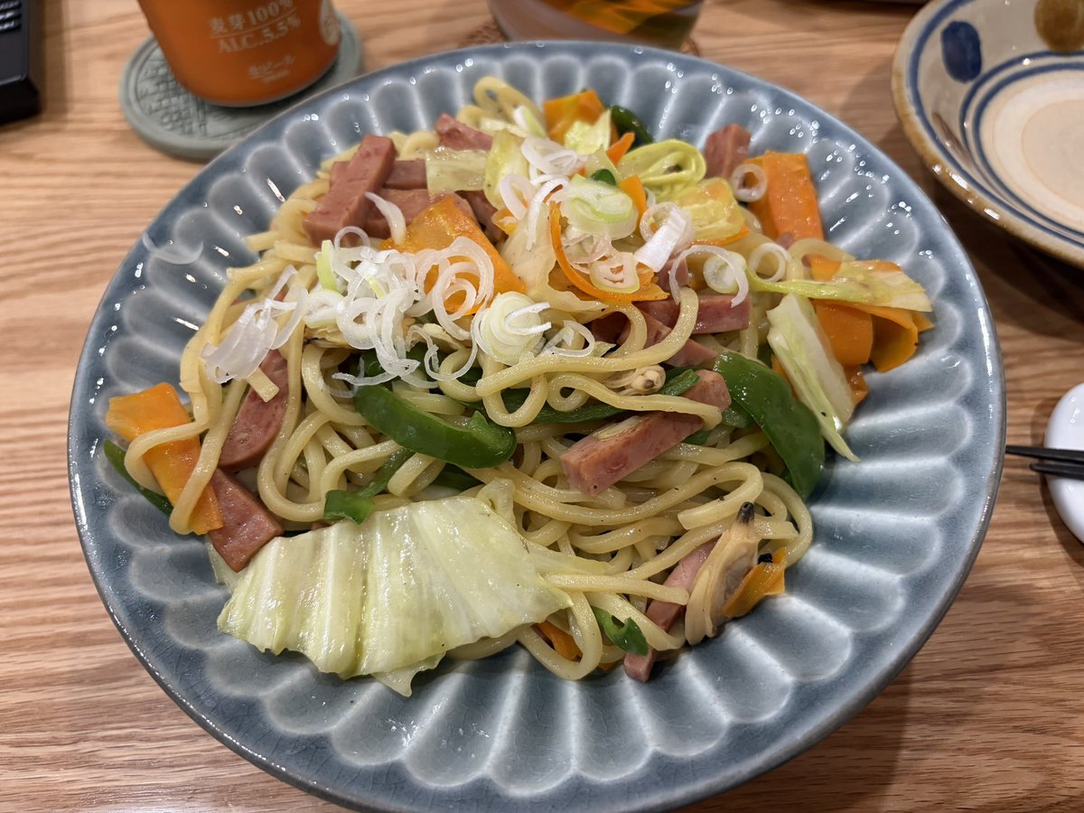 arakky1975's tweet photo. まんなかモッコリ水曜日…そう、1週間の折り返し地点なのでオレはここで一旦ひとり宴をやる🍺もしくは有休を取ったりする事もまあまあある
好きなものを楽しむのだ
島焼きそば(今日はいい出来だ)、カツオのたたき、ビールはお初のヤツだが美味いぞなかなか👍 https://t.co/jDd9OWxOvv