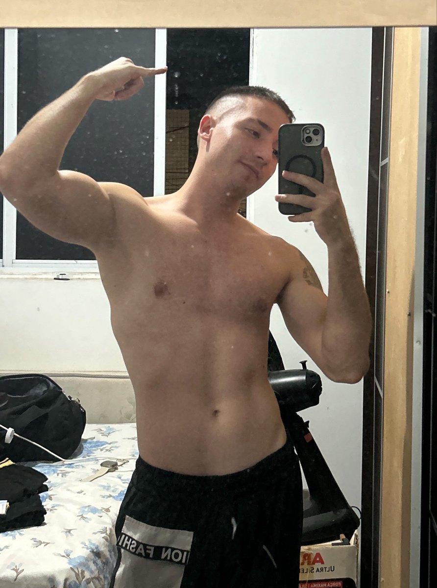 Iohannfry's tweet photo. A nova forma dos meus amgs implicarem cmg agora é falar que não sou mais twink 🤡 https://t.co/qdTTESPNQ5
