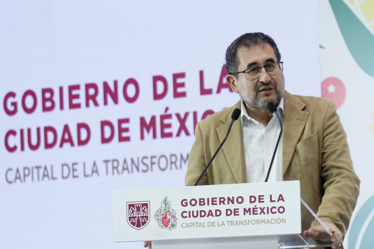 craviotocesar's tweet photo. ¡El diálogo es y siempre será nuestra prioridad! 🗣️✨

En conferencia de prensa junto a nuestra Jefa de Gobierno, @ClaraBrugadaM, anunciamos las acciones de diálogo y seguridad que implementaremos hoy ante las diversas movilizaciones previstas en la #CiudadDeMéxico. 

Refrendamos que la ruta del @GobCDMX siempre será el diálogo y la concertación; no caeremos en provocaciones. 🤝