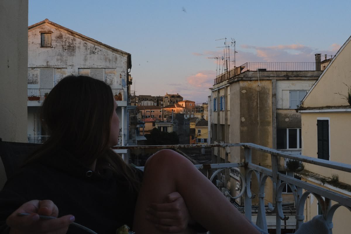 lassybees's tweet photo. late night conversations on the balcony https://t.co/yfsOcIAnWS