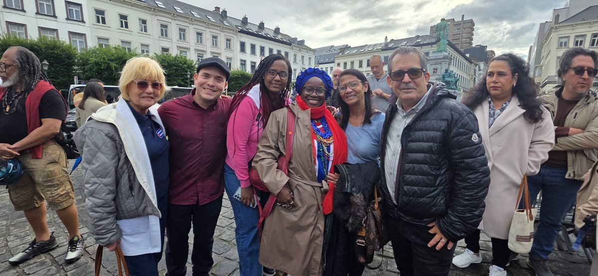 EmbaCubaBelgica's tweet photo. 🔴 La comunidad patriótica en #Bélgica 🇧🇪 une su voz a la campaña "Europe, Wake Up", exigiendo el fin del bloqueo genocida contra #Cuba 🇨🇺.

La solidaridad y la soberanía no se bloquean. 

#CubaNoEstáSola https://t.co/eLX1DC85lX