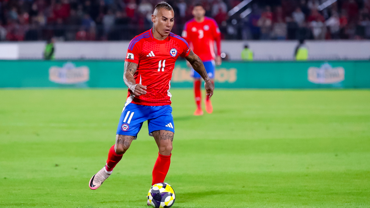 Cooperativa's tweet photo. [AUDIO] Vargas y presente de @laRoja: Hay buenos jugadores, les falta un entrenador que tenga carácter https://t.co/2DEuLKxfST https://t.co/WAuKUEQZ67