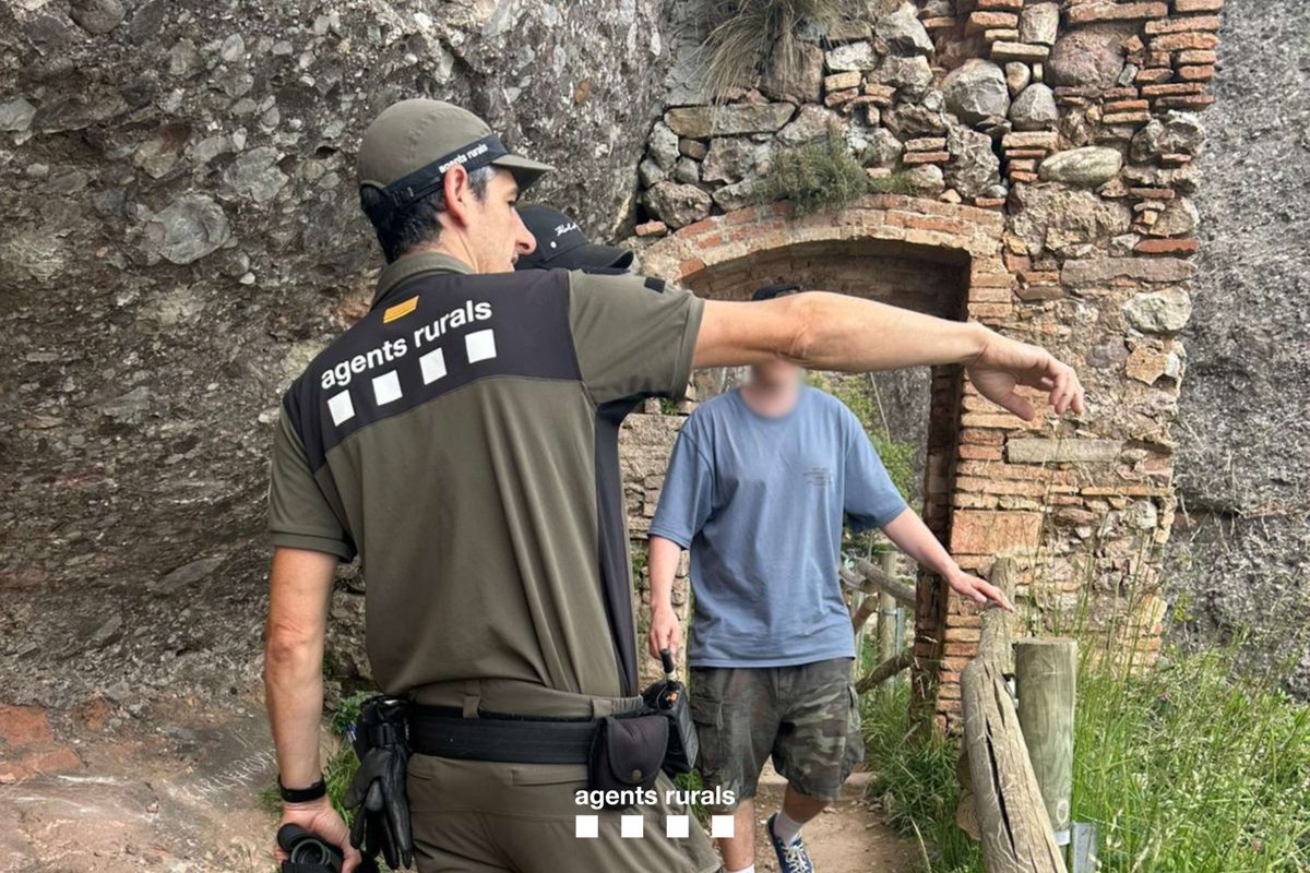 agentsruralscat's tweet photo. 🟢 Ahir i avui, #AgentsRurals hem treballat en el dispositiu especial amb motiu de la visita del @Pontifex a #Montserrat.

Vigilància, control d’activitats i informació a les persones visitants pel bon desenvolupament de l'acte i per la protecció de l’entorn del @PNMontserrat. https://t.co/WM5XymtqUV