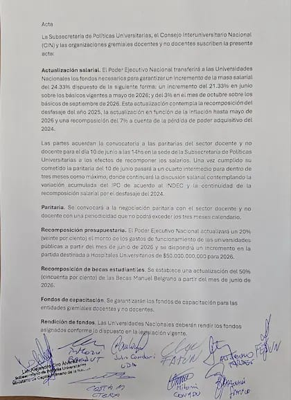 peromasvale's tweet photo. Hubo acuerdo entre las universidades y el gobierno. Aumento de más del 24% a partir de junio. https://t.co/xIizShl0lh