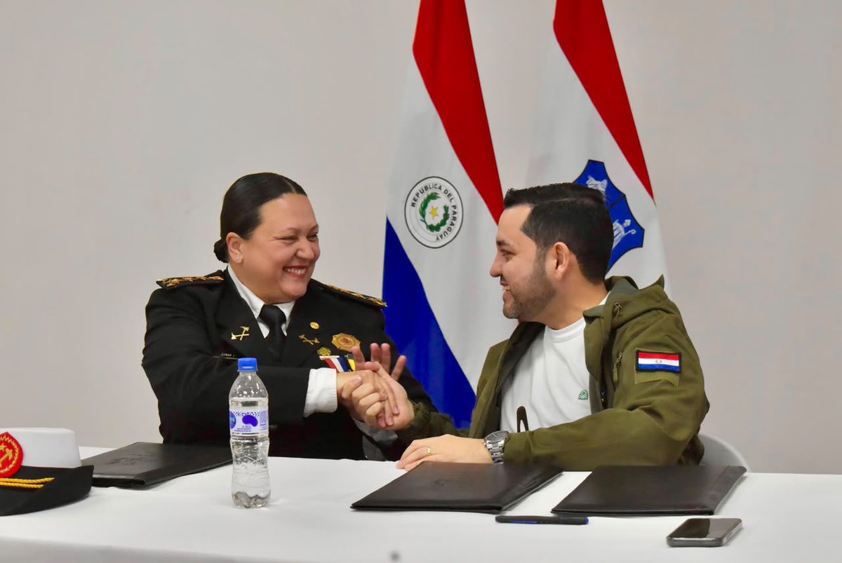 guaranewsPY's tweet photo. Tras la firma de convenios de cooperación entre la Municipalidad de Asunción y los Cuerpos de Bomberos Voluntarios del Paraguay y de Asunción, el intendente Luis Bello anunció la reanudación de desembolsos destinados a fortalecer la labor de ambas instituciones.

“Los bomberos cuidan Asunción y Asunción debe cuidar a sus bomberos”, expresó el jefe comunal al confirmar una transferencia cercana a G. 3.000 millones. El último desembolso de este tipo se había realizado en 2020.

La firma de los acuerdos se llevó a cabo este miércoles 10 de junio en la Segunda Compañía del Cuerpo de Bomberos Voluntarios de Asunción, ubicada en Santísima Trinidad, con participación de autoridades municipales y representantes de ambas instituciones.

Los convenios establecen los mecanismos administrativos, financieros y de control para la transferencia de recursos provenientes del Fondo creado por la Ordenanza N.º 186/12, financiado con el 3,5% del Impuesto a la Construcción percibido por la Comuna Capitalina.

Según la normativa vigente, los recursos serán distribuidos en un 60% para el Cuerpo de Bomberos Voluntarios del Paraguay y un 40% para el Cuerpo de Bomberos Voluntarios de Asunción.

Los fondos estarán destinados a la adquisición y reparación de equipos, herramientas, vehículos e insumos, así como a la construcción y mantenimiento de cuarteles y a los costos de traslado e importación de donaciones provenientes del exterior.

Además, los acuerdos incorporan mecanismos de transparencia, rendición de cuentas y control administrativo, garantizando el uso responsable de los recursos públicos destinados a fortalecer la capacidad de respuesta ante emergencias y la seguridad de la ciudadanía.