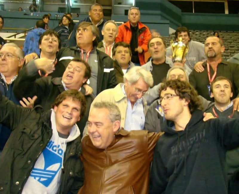 jmcheppi's tweet photo. Hoy toca despedirte, Domingo.

Los que queremos a Peñarol sabemos todo lo que hiciste por estos colores. Tu compromiso, tu pasión y tu trabajo quedarán para siempre en la memoria del club.

Te vas dejando una huella inmensa en el club y en toda Mar del Plata. Fuiste uno de los dirigentes deportivos más importantes de la historia de nuestra ciudad y el principal protagonista de una etapa inolvidable que llevó a Peñarol a lo más alto.

Quedarán en nuestra memoria todas tus divertidas anécdotas que siempre repetías y las historias compartidas. Las finales perdidas, las ganadas. 

“Vamos que nunca perdimos y si esta garúa me moja tiro el paraguas a la mierda”.

Gracias por tanto. Hasta siempre, Domingo.