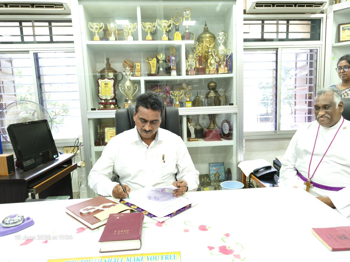 ScottAutonomous's tweet photo. Dr. Duresh in the reigns of the college, taking charge as Principal! 🎉 The blessings from Bishop Rt. Rev. Dr. Christopher Vijayan, Chairman of the college, made this moment even more special. Such a warm welcome from the staff and alumni! 🙏✨ #NewBeginnings https://t.co/eP4oTVEx7r