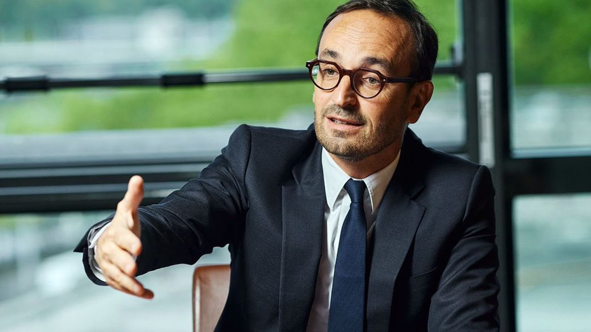 DonFcgb's tweet photo. 🚨 #AvenirFCGB : 

🤝 Comme prévu, les représentants de 𝐒𝐩𝐚𝐫𝐭𝐚 𝐂𝐚𝐩𝐢𝐭𝐚𝐥 se sont entretenus ce mercredi avec le maire de Bordeaux @T_Cazenave. Les discussions ont notamment porté sur le loyer du @StadeAtlantique, que les probables futurs propriétaires des @girondins souhaitent revoir à la baisse !

💰 𝐔𝐧𝐞 𝐛𝐚𝐢𝐬𝐬𝐞 𝐝𝐮 𝐥𝐨𝐲𝐞𝐫 𝐝𝐞 𝟑𝟎𝟎 𝟎𝟎𝟎€ à 𝐥’𝐚𝐧𝐧é𝐞 𝐞𝐬𝐭 𝐫é𝐜𝐥𝐚𝐦é𝐞, ainsi que la fin du contentieux des loyers impayés des dernières années !

📝 Le nouveau maire de Bordeaux ne serait pas contre faire ce double geste, mais il en attend également deux autres en retour :

▫️ Ê𝐭𝐫𝐞 𝐫𝐚𝐬𝐬𝐮𝐫é 𝐬𝐮𝐫 𝐥’𝐞𝐧𝐠𝐚𝐠𝐞𝐦𝐞𝐧𝐭 𝐞𝐭 𝐥𝐞𝐬 𝐦𝐨𝐲𝐞𝐧𝐬 𝐝𝐞 𝐜𝐞𝐬 𝐢𝐧𝐯𝐞𝐬𝐭𝐢𝐬𝐬𝐞𝐮𝐫𝐬 !

▫️ 𝐎𝐛𝐭𝐞𝐧𝐢𝐫 𝐮𝐧𝐞 𝐨𝐟𝐟𝐫𝐞 𝐝𝐞 𝐒𝐩𝐚𝐫𝐭𝐚 𝐂𝐚𝐩𝐢𝐭𝐚𝐥 𝐩𝐨𝐮𝐫 𝐥𝐞 𝐫𝐚𝐜𝐡𝐚𝐭 𝐝𝐮 @StadeAtlantique, 𝐪𝐮’𝐢𝐥 𝐯𝐚𝐥𝐨𝐫𝐢𝐬𝐞 à 𝟏𝟐𝟎 𝐌€ ! 

🔜 𝐒𝐮𝐫 𝐜𝐞 𝐝𝐞𝐫𝐧𝐢𝐞𝐫 𝐩𝐨𝐢𝐧𝐭, 𝐥𝐞 𝐟𝐨𝐧𝐝𝐬 𝐝'𝐢𝐧𝐯𝐞𝐬𝐭𝐢𝐬𝐬𝐞𝐦𝐞𝐧𝐭 𝐚𝐧𝐠𝐥𝐚𝐢𝐬 🇬🇧 𝐩𝐨𝐮𝐫𝐫𝐚𝐢𝐭 𝐟𝐚𝐢𝐫𝐞 𝐮𝐧𝐞 𝐨𝐟𝐟𝐫𝐞 𝐬𝐨𝐮𝐬 𝐥𝐚 𝐟𝐨𝐫𝐦𝐞 𝐝'𝐮𝐧𝐞 𝐨𝐩𝐭𝐢𝐨𝐧 𝐝'𝐚𝐜𝐡𝐚𝐭 𝐝'𝐢𝐜𝐢 𝐝𝐞𝐮𝐱 𝐚𝐧𝐬 ! 

[@clementcarpet/@ici_gironde]
