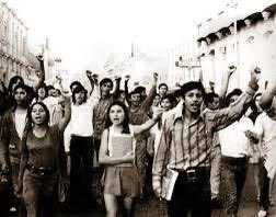 LaChoniitta's tweet photo. La tarde en que los “Halcones” callaron la voz estudiantil... Un día como hoy 10 de junio, pero del año de 1971. Por la tarde en la Ciudad de México parecía seguir el pulso agitado de una generación que, apenas tres años después de la tragedia de 1968, volvía a tomar las calles con esperanza, pero también con cautela. Eran estudiantes, en su mayoría del Instituto Politécnico Nacional, que marchaban desde el Casco de Santo Tomás a partir de las cinco de la tarde, acompañados por profesores, familias, mujeres y hasta niños.
Sus demandas no eran menores: exigían la democratización de la enseñanza, la libertad de presos políticos, mayores recursos para la educación y la participación real de estudiantes y maestros en las decisiones universitarias. Era, en esencia, una lucha por la transformación del sistema educativo y político del país.
La marcha avanzaba por la calle Instituto Técnico Industrial hacia la calzada México-Tacuba. El ambiente, aunque tenso, parecía controlado. Minutos antes, en Salvador Díaz Mirón, un contingente de granaderos había intentado frenar la movilización. “¡Jóvenes! Disuelvan esta manifestación, porque no está autorizada!”, ordenó un comandante. La advertencia, sin embargo, fue ignorada. Los estudiantes continuaron.
Lo que ocurrió después marcaría una de las páginas más oscuras de la historia contemporánea de México.
Desde San Cosme comenzaron a llegar camiones grises y camionetas panel. De ellos descendieron decenas de jóvenes armados con varas de otate y bambú. Vestían de civil, pero algunos portaban insignias con el rostro del Che Guevara. Al grito de “¡Viva el Che!”, se lanzaron violentamente contra la vanguardia de la manifestación. Era el grupo conocido como “Los Halcones”.
El ataque no fue espontáneo. Mientras algunos golpeaban brutalmente a los estudiantes al frente, otros avanzaban por la retaguardia en una maniobra envolvente, cerrando la posibilidad de escape. Los manifestantes intentaron refugiarse en la Escuela Normal, donde improvisaron una defensa desesperada. Pero la mayoría estaba indefensa.
La violencia escaló rápidamente. No solo eran golpes. Entre los agresores había hombres armados que comenzaron a disparar pistolas —aparentemente calibre .45— contra la multitud. Desde patrullas policiales, camiones de granaderos e incluso azoteas cercanas, francotiradores abrieron fuego con carabinas M-2. El estruendo de las ráfagas de rifles automáticos se mezcló con los gritos de pánico.
La policía uniformada, lejos de intervenir para detener el ataque, observaba pasivamente.
El caos fue absoluto. La falta de coordinación entre los agresores provocó incluso fuego cruzado entre ellos mismos. Mientras tanto, estudiantes, familias y transeúntes corrían sin rumbo, intentando huir de la violencia que se desbordaba en todas las direcciones.
Las ambulancias comenzaron a llegar, pero ni siquiera los hospitales fueron refugio seguro. Los heridos trasladados a la Cruz Verde y al hospital Rubén Leñero continuaron siendo agredidos en sus propias camas. En las calles, decenas de jóvenes detenidos eran subidos a golpes en patrullas y camiones.
Finalmente, los granaderos lanzaron gases lacrimógenos para dispersar lo que quedaba de la manifestación.
La noche cayó con incertidumbre. Las cifras de muertos y heridos nunca serían claras. Algunos diarios hablaron de al menos 16 fallecidos; otros reportaron hasta 30 cadáveres en el anfiteatro del hospital Rubén Leñero. Un mes después, se publicarían 27 nombres, aunque se estimaba que existían más víctimas cuya identidad nunca fue esclarecida.
Ese mismo día, el jefe del Departamento del Distrito Federal, Alfonso Martínez Domínguez, ofreció una versión oficial que negaba la existencia de los agresores:
“Los estudiantes se enfrentaron entre ellos… No existen Los Halcones. Esa es una leyenda”.
Pero con el tiempo, los testimonios y las investigaciones revelarían la otra verdad.