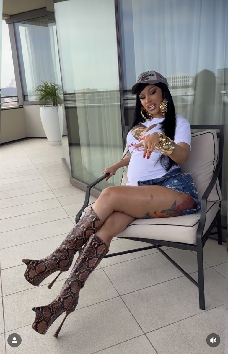 illus4000's tweet photo. As I already posted I‘m sooo down do this one so Bad Even tho I‘m kinda Late with this one but she ate the fuck out of that!!!! 
Or maybe the katseye fit with her and kulture??! https://t.co/qBQoaV6bsw