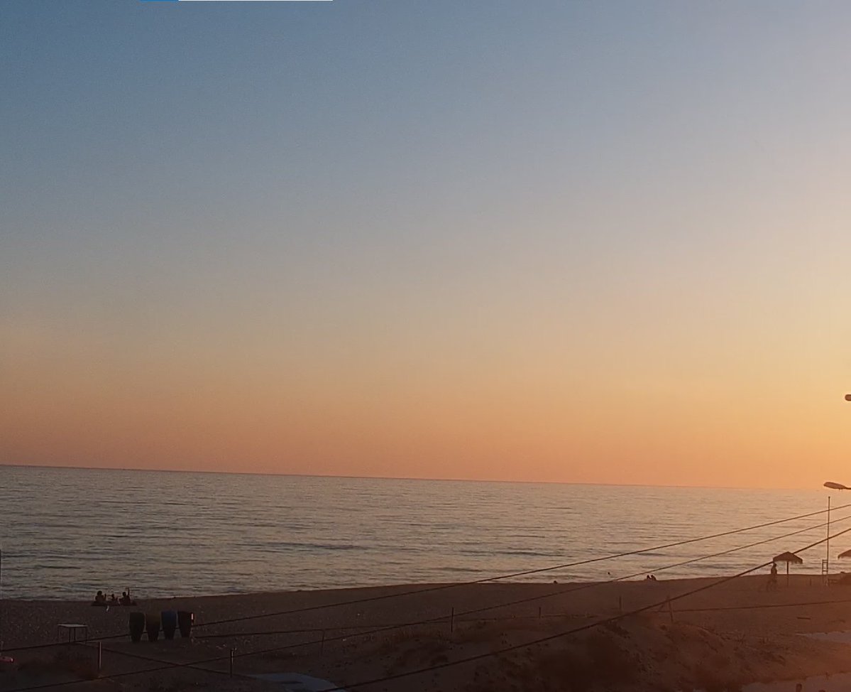 75Alcaide's tweet photo. ☀️10/06/2026 20:40: The Sun is setting behind the sea in #Faro Beach.
🪭 And tomorrow it will be a blazing hot day.
#Portugal #Algarve #FieldLab #LivingLab #PlasmaSky https://t.co/Blk4hbKJNv