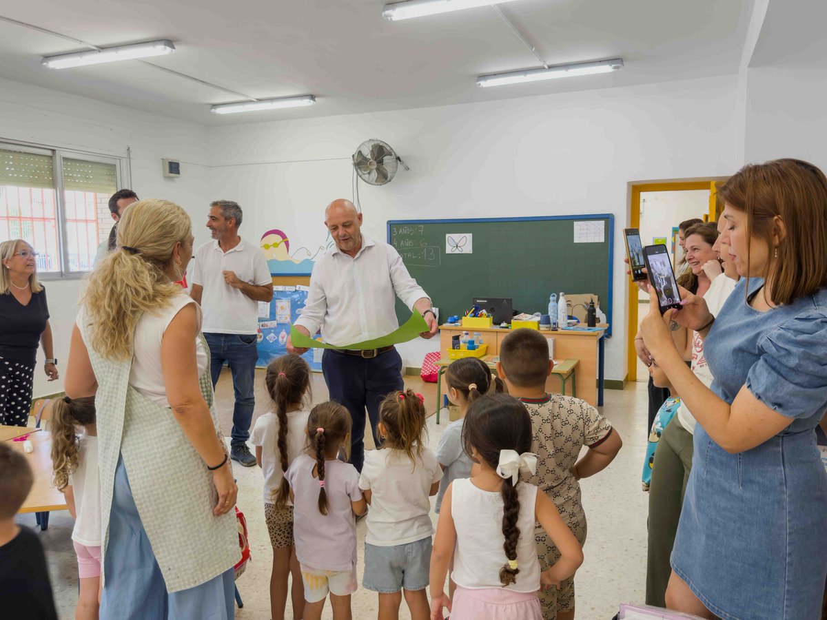 pacorodriguezdh's tweet photo. Una atención al alumnado en la que trabajamos de la mano de su equipo directivo y con la colaboración de toda la comunidad educativa. Muchas gracias por vuestra gran labor. https://t.co/81LTxo60mj