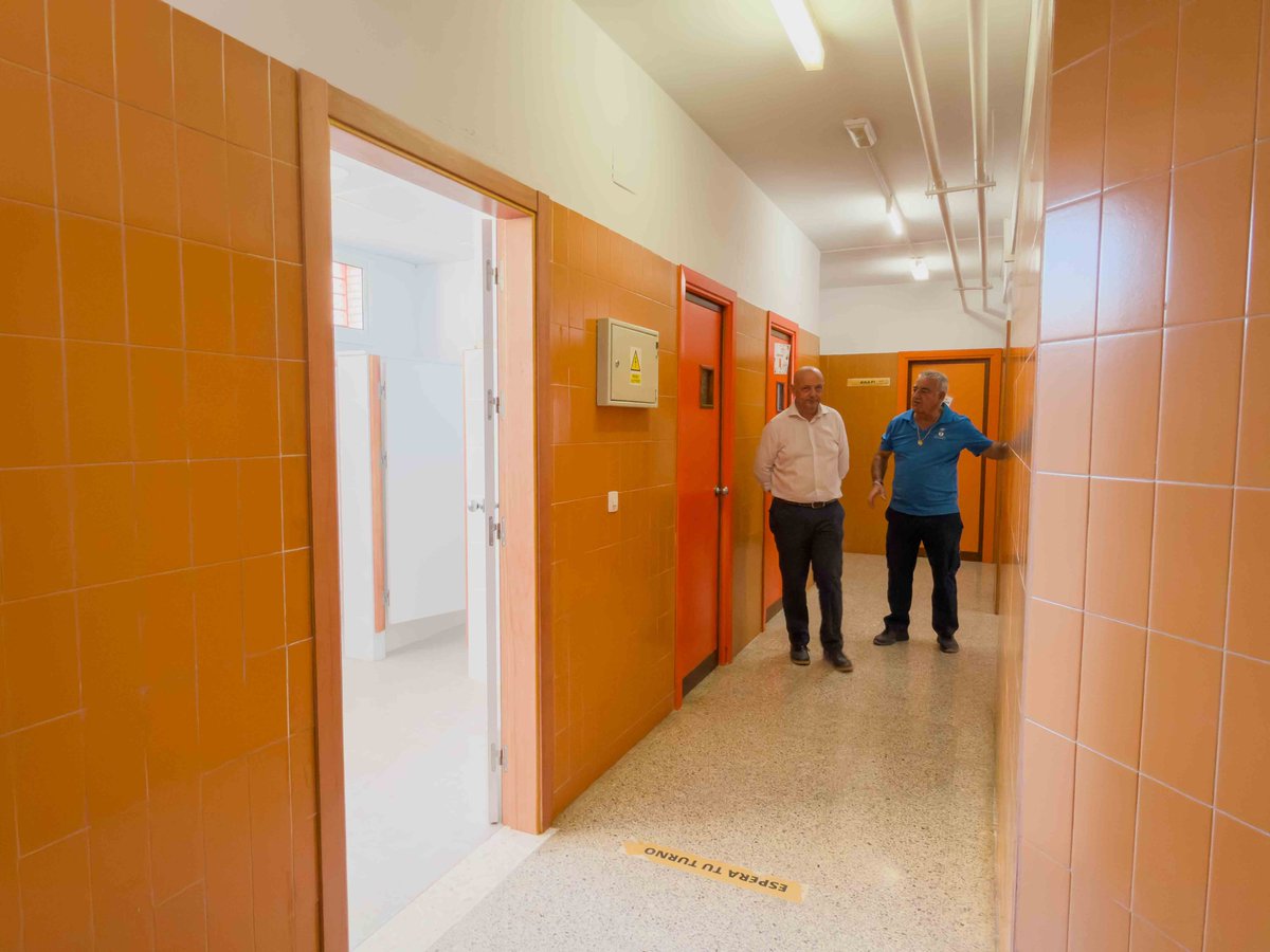 pacorodriguezdh's tweet photo. Estas tareas se realizan en los centros educativos de infantil y primaria ya que son aquellos sobre los que tenemos competencias los ayuntamientos. Por ello demandamos a la Junta de Andalucía que invierta en los centros de secundaria y cumplas sus compromisos con nuestra ciudad. https://t.co/ezIF934K6o