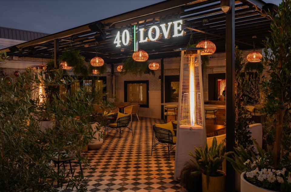Alex33873330's tweet photo. Wait hear me out Niall hosts a Dinner Party at the restaurant he co owns in Scottsdale Arizona at the restaurant 40 love imagine https://t.co/WMDpP0cM6p