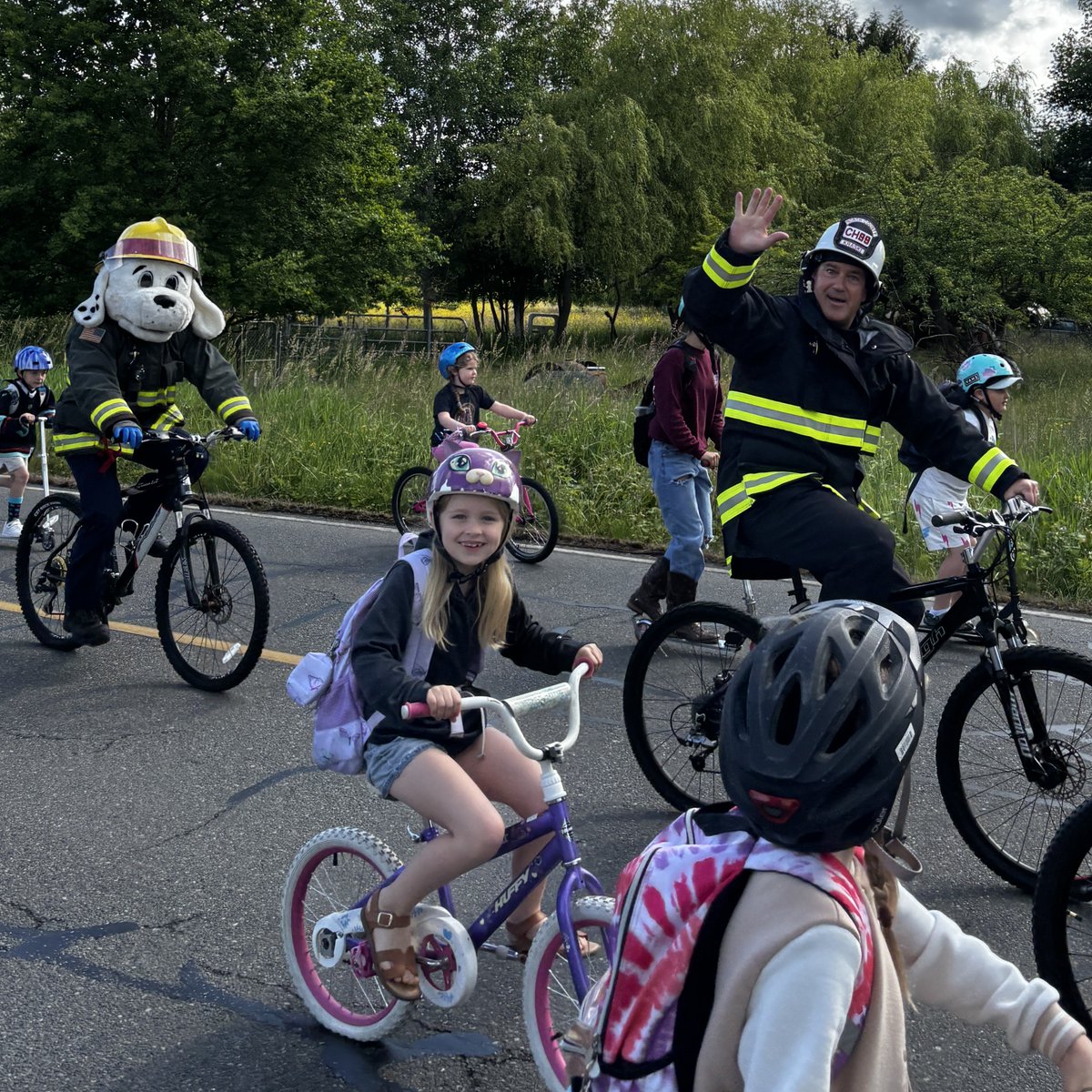 NorthCountyRFA's tweet photo. ๐ฒ๐ Chief Kraski & Fire Dog Sparky joined Cedarhome Elementaryโs Bike Ride to School! Led by Engine 99, riders rolled from Cedarhome Church to a fun finale lap at school. Great to see so many kids & families riding safely together! ๐ #BikeSafety #NRFA #CommunityFun ๐๐พ https://t.co/9DuWuQyLNv