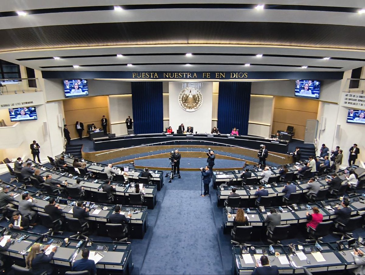 De_Politica_ES's tweet photo. #DePaís Diputada @Elisa_Rosalesv detalla que los requisitos para ser magistrado de la @CortedeCuentas salvadoreño por nacimiento, mayor de 30 años, de honradez y competencias notorias, estar en el ejercicio de los derechos de ciudadanía y durante los 3 años previos a la elección. https://t.co/YuTusU5IwR