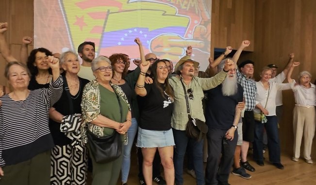 Cancilleria_ve's tweet photo. 📰#Noticia | Cataluña estrena el videoclip “Nosaltres Vencerem”: un canto de apoyo a la Revolución Bolivariana

La actividad reunió a decenas de integrantes de diferentes organizaciones.

https://t.co/6bS9L6Hryz https://t.co/Xv2NqLXIBZ